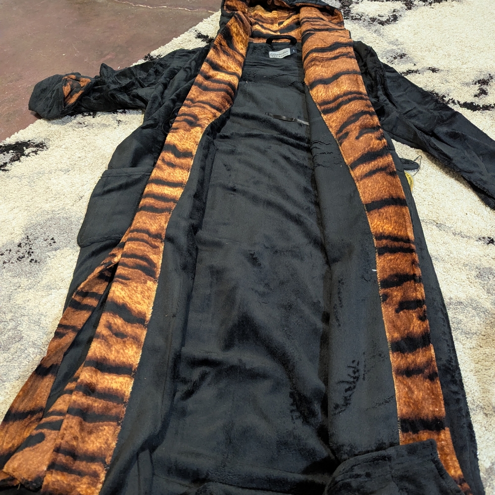 Black Rove with Tiger Trim